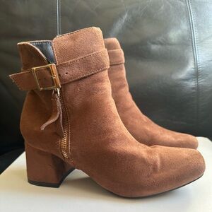Brown Suede Ankle Boots Women’s Size 7 – Block Heel‎ Zip Buckle Chic Fall Style.